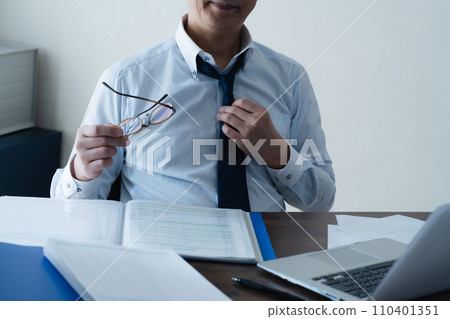 一個疲憊的商人鬆開領帶的手 一個疲憊的商人鬆開領帶的手 110401351