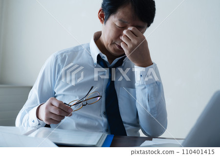 商人因長時間工作而疲憊不堪 110401415