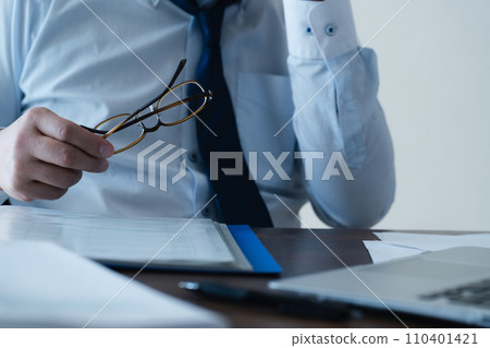 商人因長時間工作而疲憊不堪 商人因長時間工作而疲憊不堪 110401421