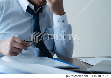 商人因長時間工作而疲憊不堪 110401424