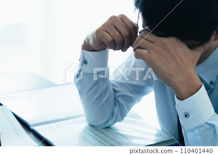 商人因長時間工作而疲憊不堪 商人因長時間工作而疲憊不堪 110401440