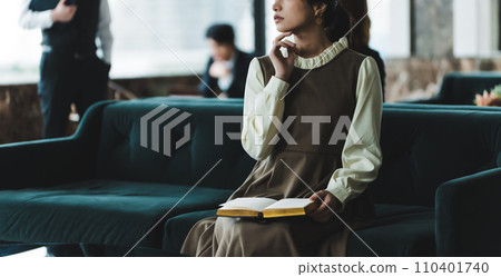 在豪華休息室拍攝人像 110401740