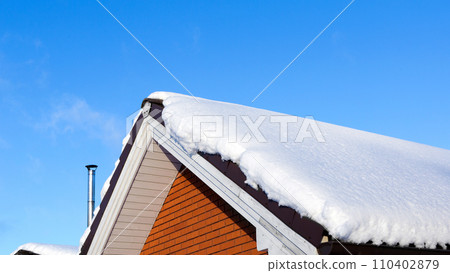 Snow drift on roof after of snowfalls. 110402879