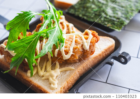 製作炸雞熱三明治 110403323