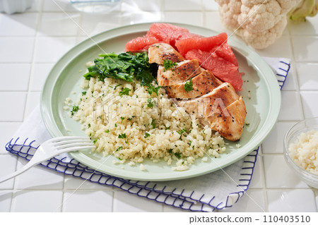 低碳水化合物花椰菜米和雞胸肉盤 低碳水化合物花椰菜米和雞胸肉盤 110403510