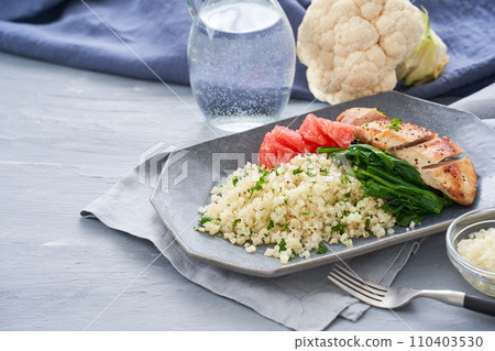 Low-carb plate of cauliflower rice and chicken breast 110403530