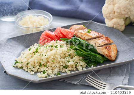 Low-carb plate of cauliflower rice and chicken breast 110403539