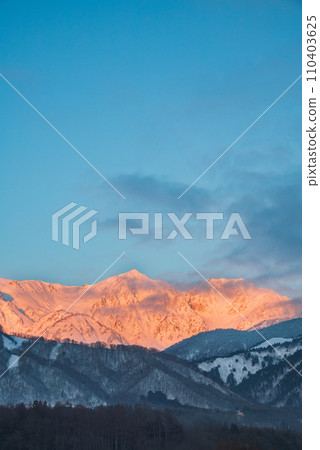 Hakuba Sanzan Morgenrot [Photo taken from Hakuba Ohashi Bridge] 110403625