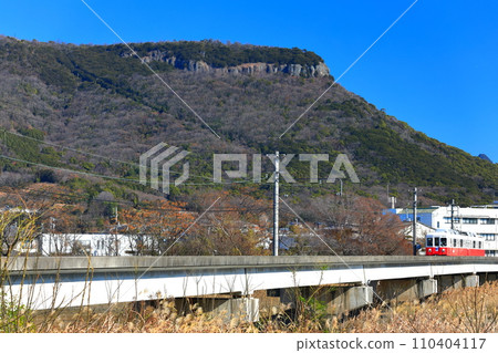 [Kagawa Prefecture] Sunny Yashima and Kotoden trains (Shinkawa Memorial Square) 110404117