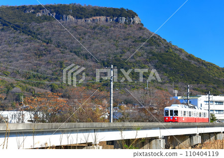 [Kagawa Prefecture] Sunny Yashima and Kotoden trains (Shinkawa Memorial Square) 110404119