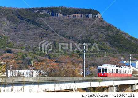 [香川縣] 陽光屋島與琴電列車（新川紀念廣場） 110404121