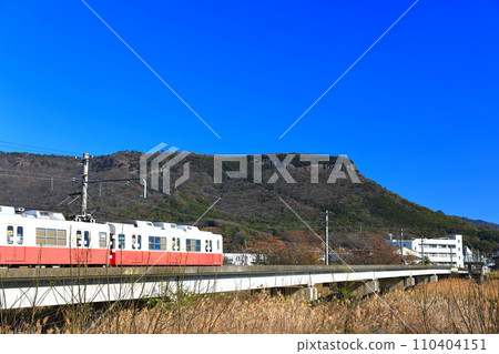 [Kagawa Prefecture] Sunny Yashima and Kotoden trains (Shinkawa Memorial Square) 110404151