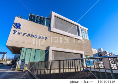 日本橫濱的街景，俯瞰中央北站前的商業設施「四葉」等=2020年1月9日 110405436