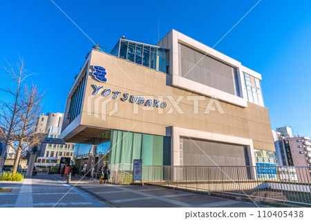 日本橫濱的街景，俯瞰中央北站前的商業設施「四葉」等=2020年1月9日 110405438