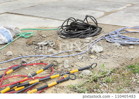 工地散落著工具、軟管和橫樑 工地散落著工具、軟管和橫樑 110405483