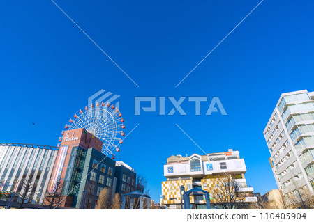 日本橫濱城市景觀一月。中央北站前，藍天映襯下的摩天輪和都築阪急電車=2020年1月9日 110405904