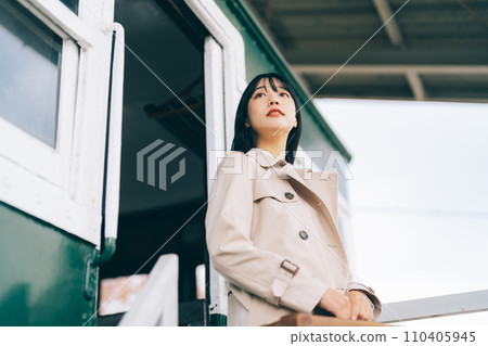A woman descending from the train 110405945