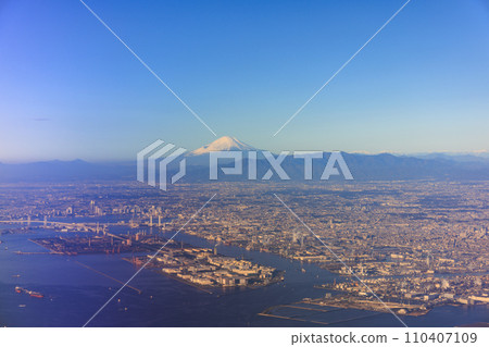 Kanto cityscape and Mt. Fuji seen from an airplane Kanto cityscape and Mt. Fuji seen from an airplane 110407109