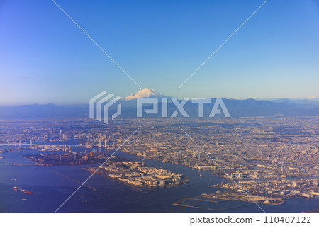 從飛機上看到的關東城市景觀和富士山 110407122