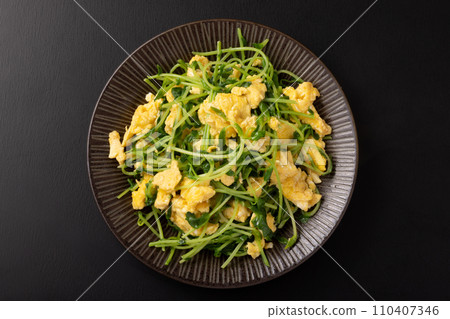 Chinese stir-fried bean sprouts and eggs 110407346