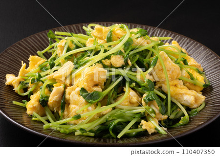 Chinese stir-fried bean sprouts and eggs 110407350