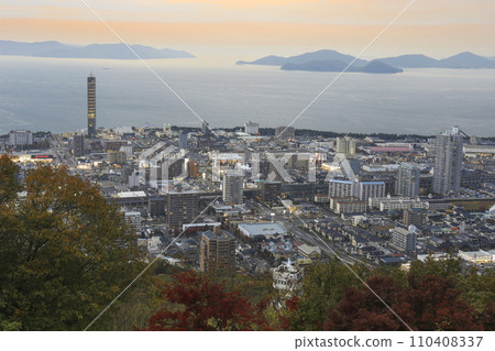 香川/多度津市街景和志湧群島的夜景 香川/多度津市街景和志湧群島的夜景 110408337