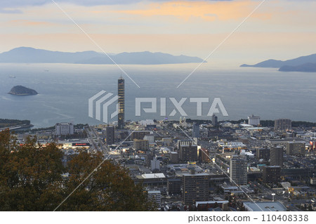 香川/多度津市街景和志湧群島的夜景 香川/多度津市街景和志湧群島的夜景 110408338