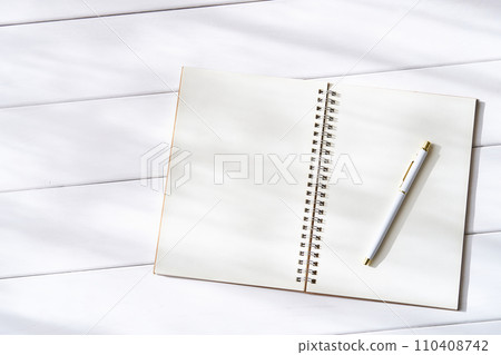 打開普通環形筆記本和圓珠筆 110408742
