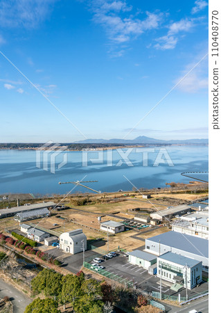 [Ibaraki Prefecture] Winter blue sky and Lake Kasumigaura (January) 110408770