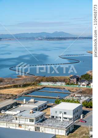 [Ibaraki Prefecture] Winter blue sky and Lake Kasumigaura (January) 110408773