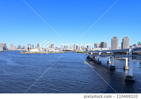 【東京】彩虹橋上看到的風景也很美。 110409320