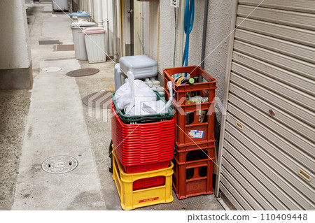 啤酒箱和購物車堆放在商店後面 110409448