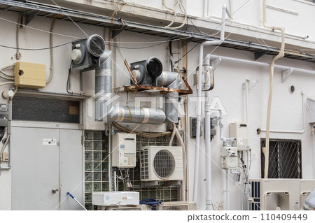 Smoke exhaust duct, gas water heater, air conditioner outdoor unit, and gas meter Smoke exhaust duct, gas water heater, air conditioner outdoor unit, and gas meter 110409449