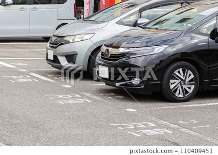 停車場的汽車 110409451