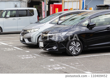 停車場的汽車 110409452