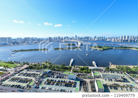 [東京]從台場看到的彩虹橋和建築物也很美。富士電視台八玉球面景觀。 110409779