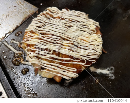 Delicious okonomiyaki on the iron plate Delicious okonomiyaki on the iron plate 110410044