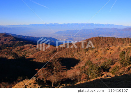 從大佛薩峰山脊線眺望甲府盆地和南阿爾卑斯山 110410107