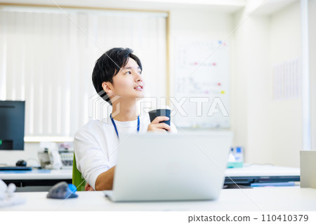 商人喝咖啡,在辦公室休息 商人喝咖啡,在辦公室休息 110410379