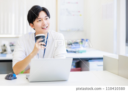 商人喝咖啡，在辦公室休息 110410380