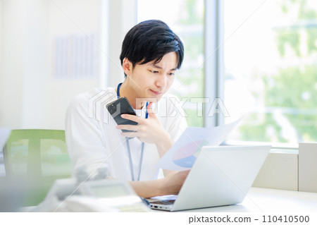 商人在智慧型手機上交談 110410500