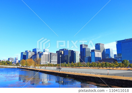 Scenery of the Imperial Palace Garden and buildings in Chiyoda Ward, Tokyo 110411018