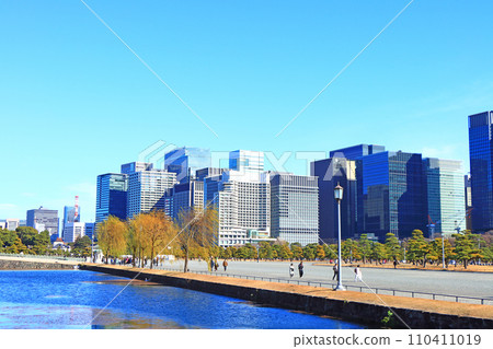 Scenery of the Imperial Palace Garden and buildings in Chiyoda Ward, Tokyo Scenery of the Imperial Palace Garden and buildings in Chiyoda Ward, Tokyo 110411019