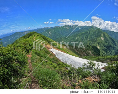 The ridgeline of Mt. Shukube and the mountains of the Asahi mountain range 110411053
