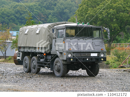 停放的陸上自衛隊大型卡車 110412172