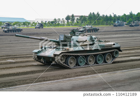 地面自衛隊的 74 型坦克在展示中進行訓練 110412189