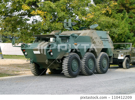 停放的陸上自衛隊82型指揮通訊車 110412209