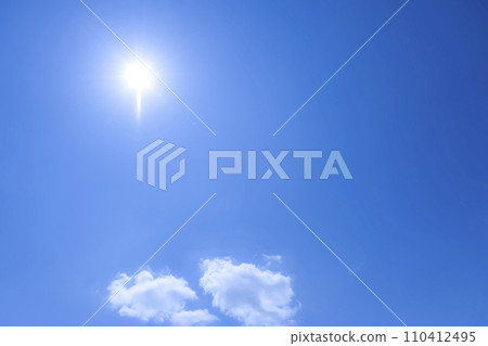 初夏的天空、太陽和雲彩橫濱 110412495