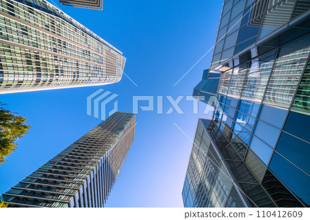 日本東京城市景觀虎之門之丘站塔與今天開放的建築 = 2020 年 10 月 6 日 110412609