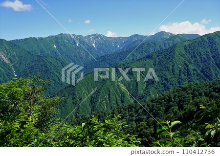 從富士山到朝日山脈的山脊線。 從富士山到朝日山脈的山脊線。 110412736